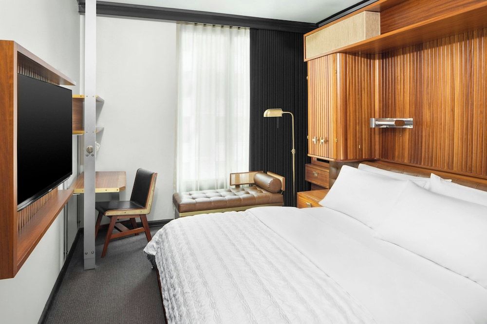 Le Meridien New York, Central Park by Marriott Deluxe Room, 1 King Bed 3