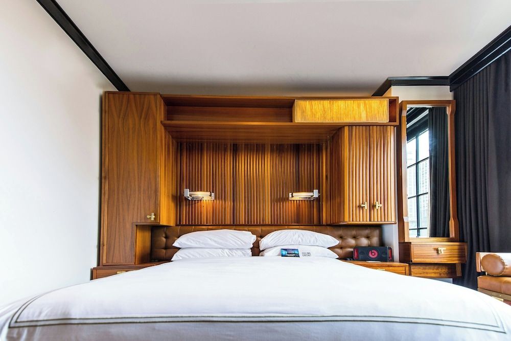 Le Meridien New York, Central Park by Marriott Deluxe Room, 1 King Bed 2