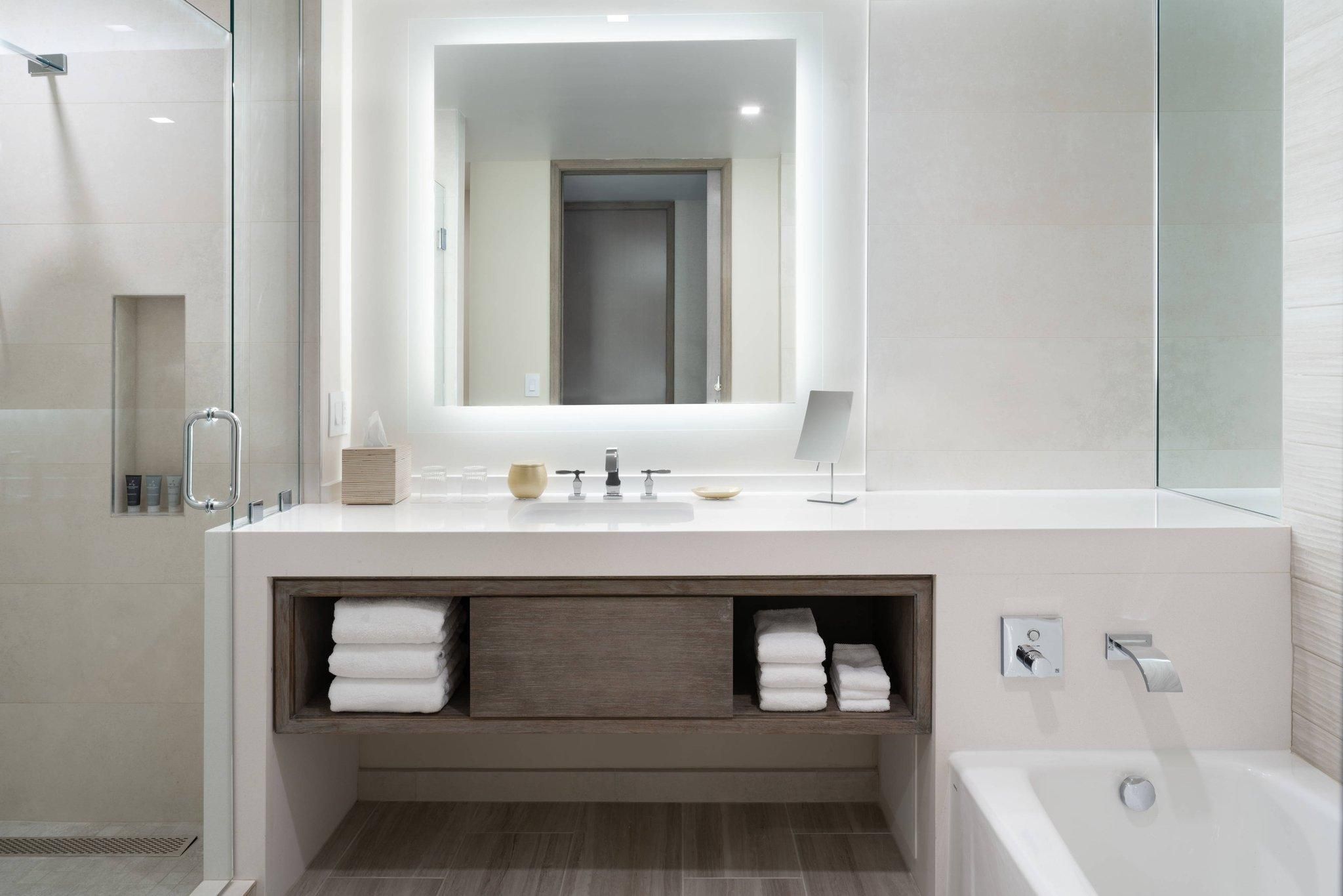 1 Bedroom Executive Suite, 1 King, Sofa beds: 2