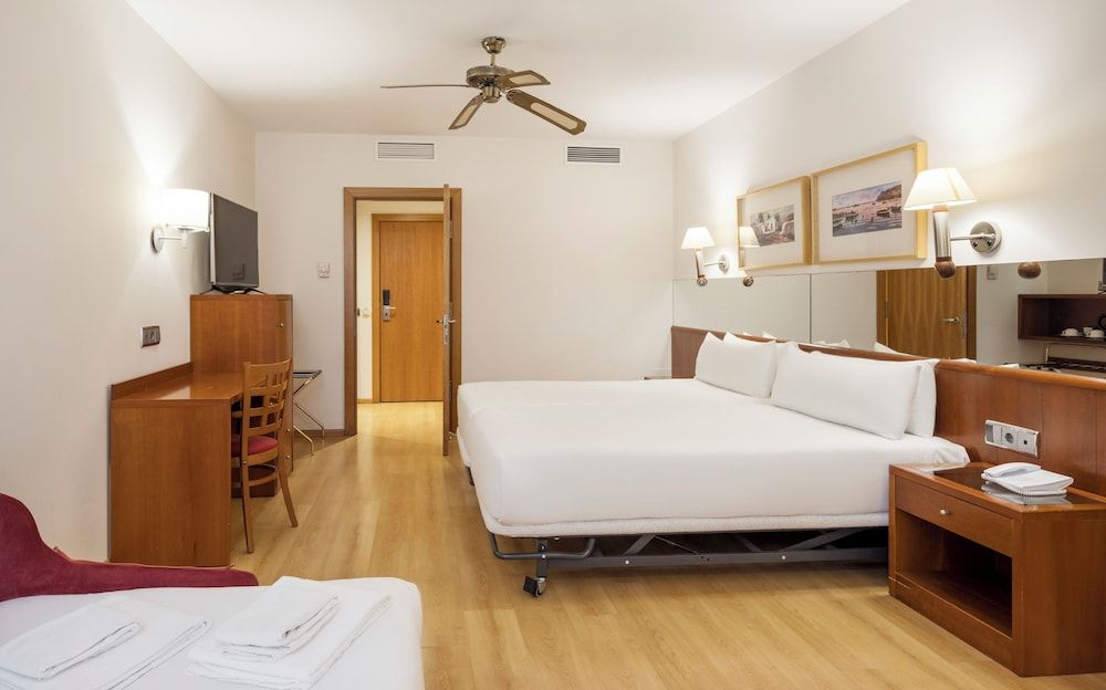 undefined Hotel ILUNION Les Corts Spa 4