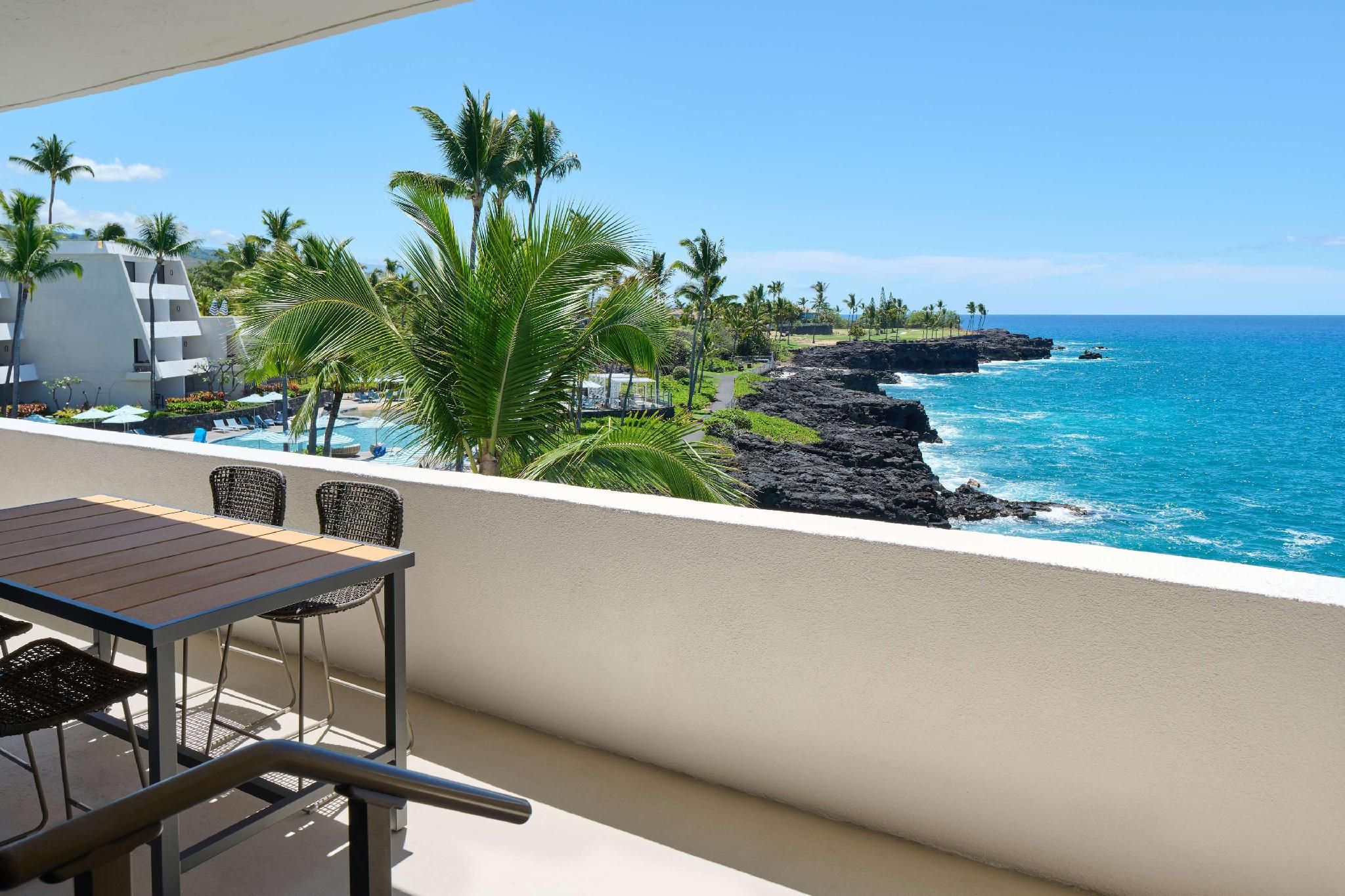 Club Deluxe Oceanfront Suite with King Bed