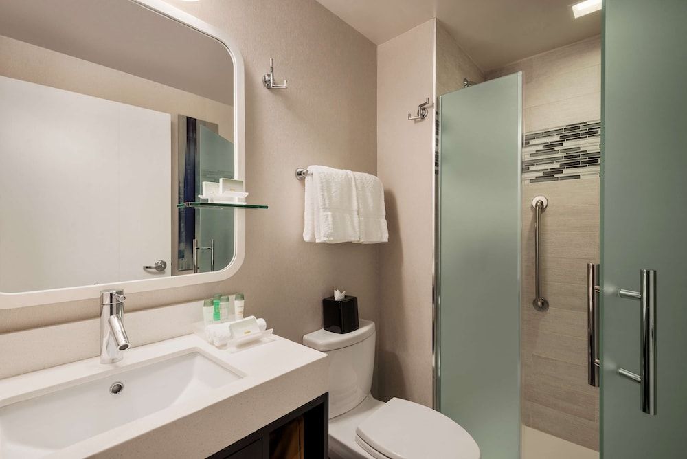 Suite, 1 King Bed, Accessible (Hearing)