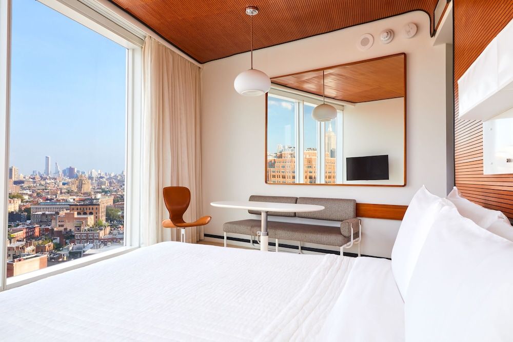 Room, 1 King Bed, Corner (Liberty with Shower)