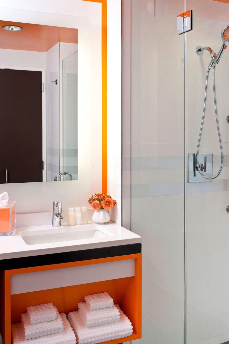 Guest room, 1 King, City view, Corner room