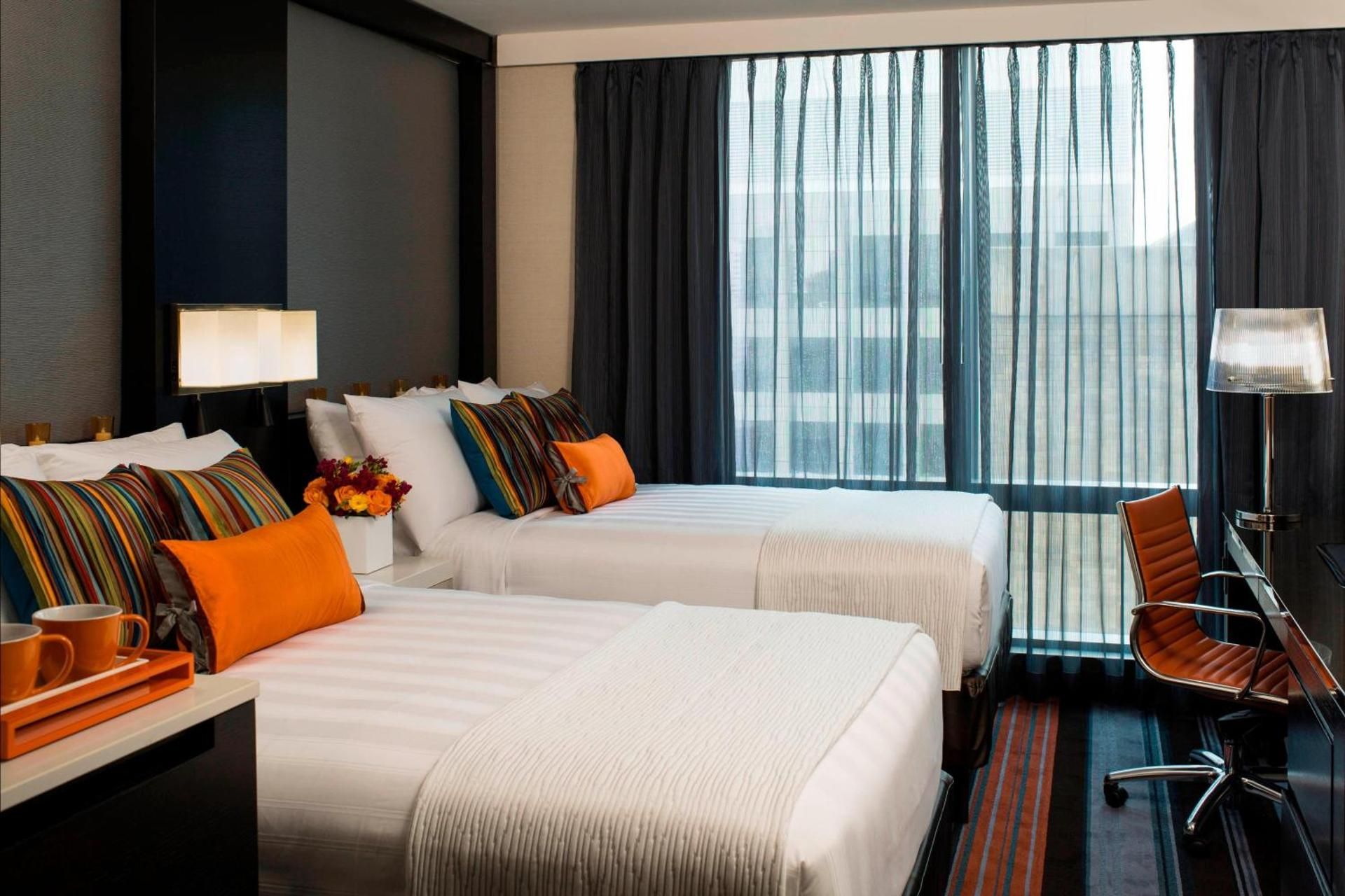 Upgraded Double Room with Two Double Beds, City View and Adapted Tub - Mobility Accessible