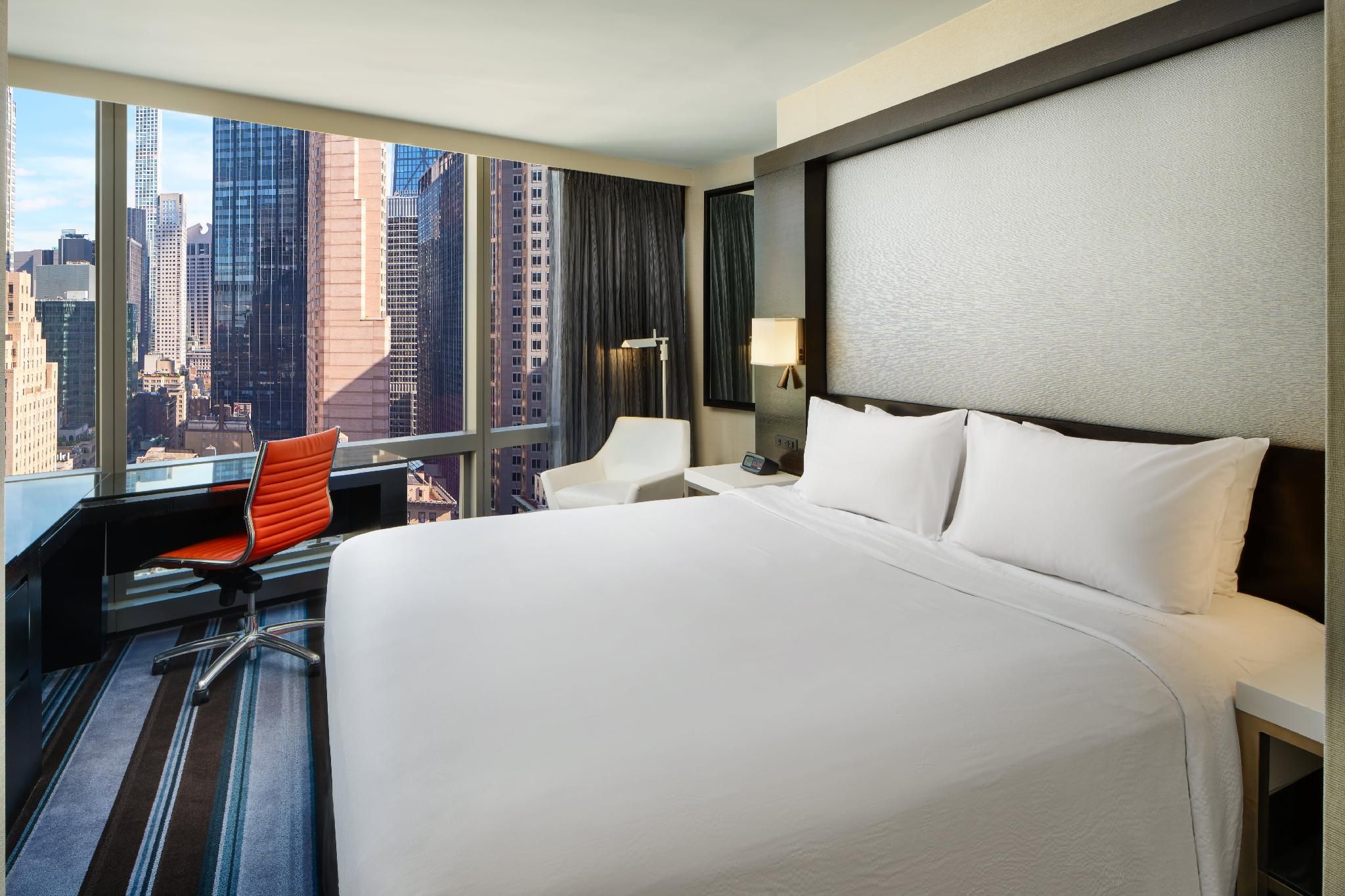 Corner Times Square View, Guest room, 1 King, Times Square view, Corner room