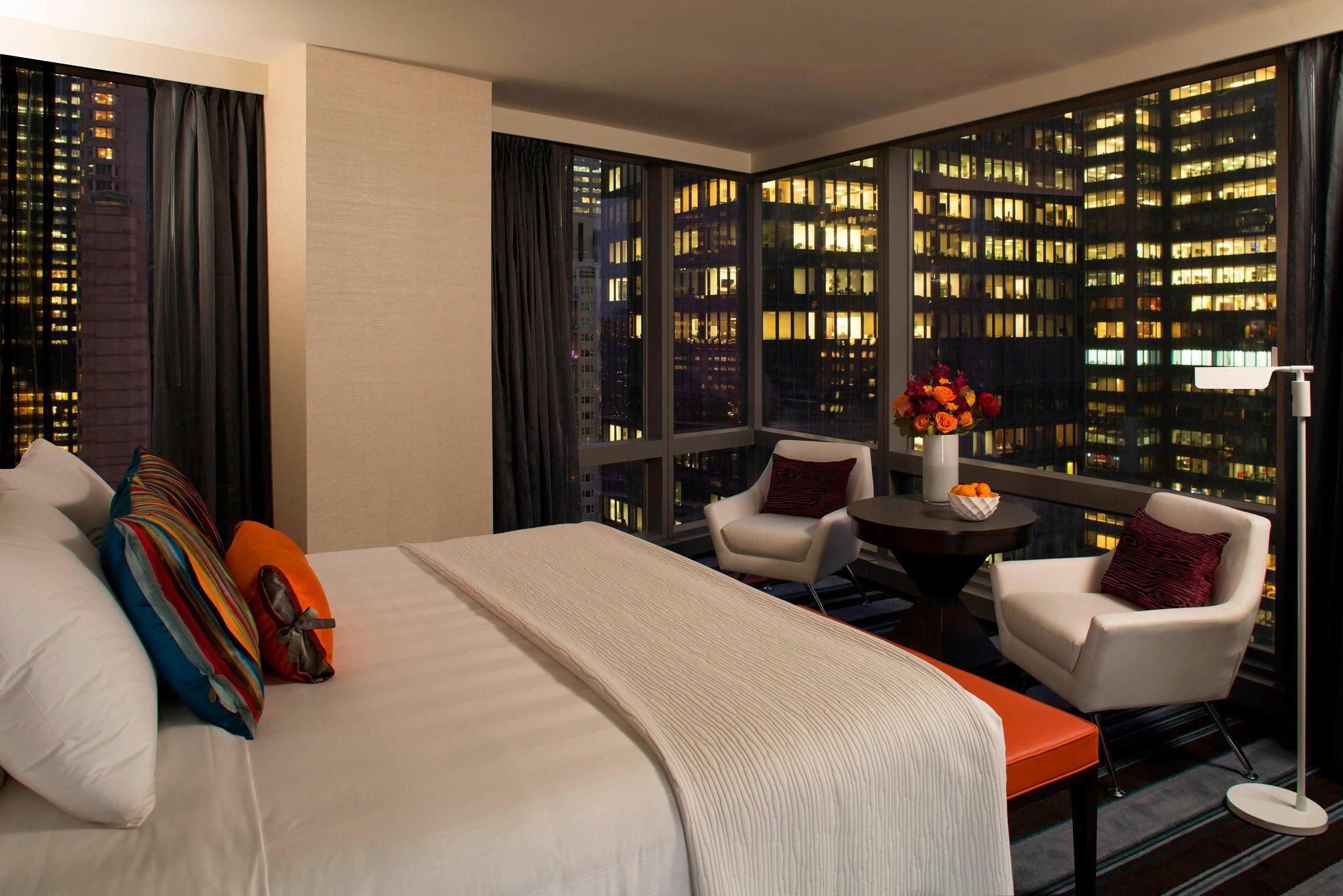 Corner Times Square View, Guest room, 1 King, Times Square view, Corner room