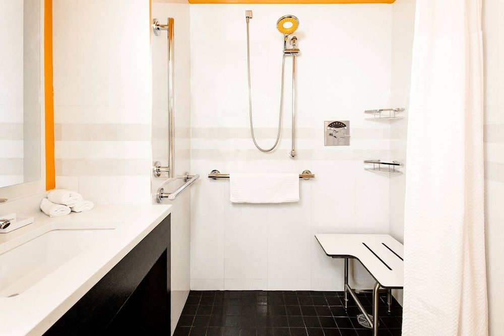 Courtyard by Marriott New York Manhattan / Central Park Room, City View 7