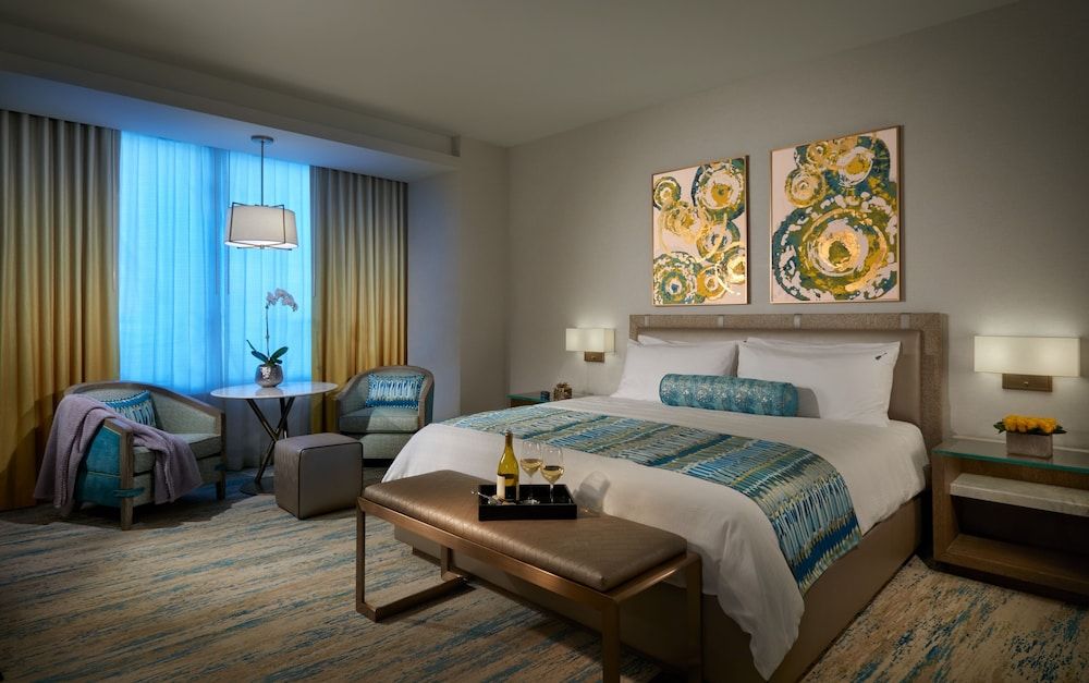 Deluxe Room, 1 King Bed, Non Smoking, Pool View