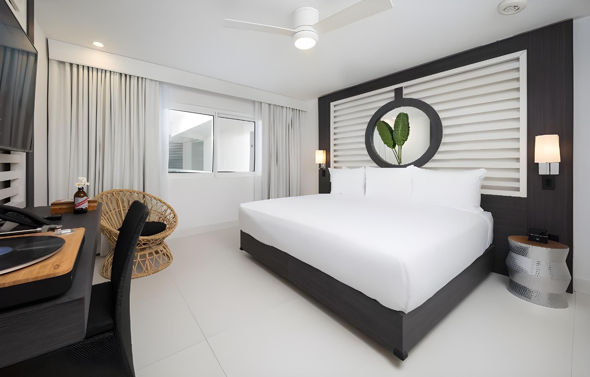 03 Junior Suite King with Cabana Ocean View