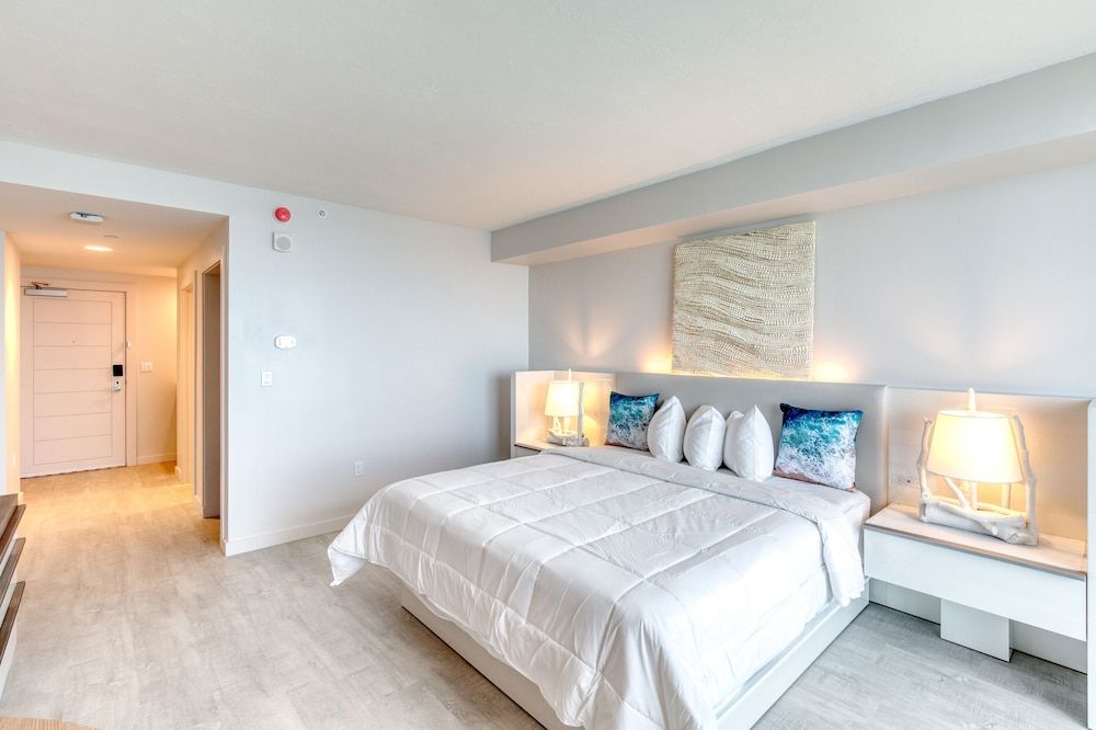 Daytona Grande Oceanfront Resort Oceanfront 1 King Bed Room 4