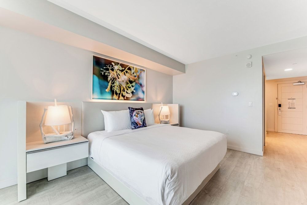 Room, 1 King Bed, Roll-in Shower, City View (No Balcony)