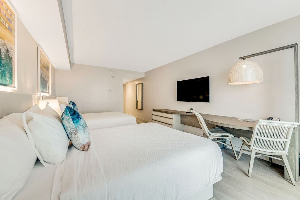 Daytona Grande Oceanfront Resort Two Queen Beds Room with City View 2