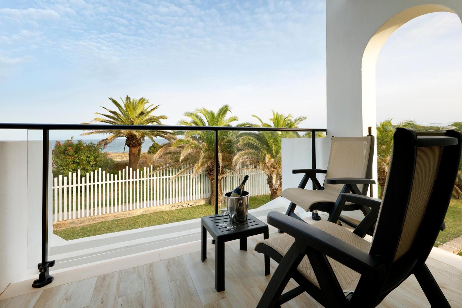 Deluxe Seafront View Room