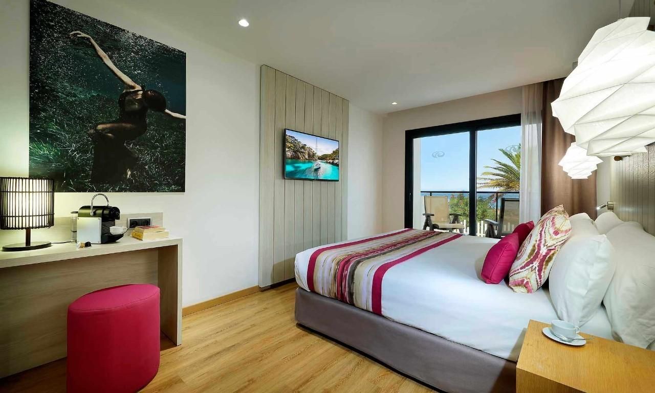 Deluxe Seafront Room for 2 Adults and 1 Child
