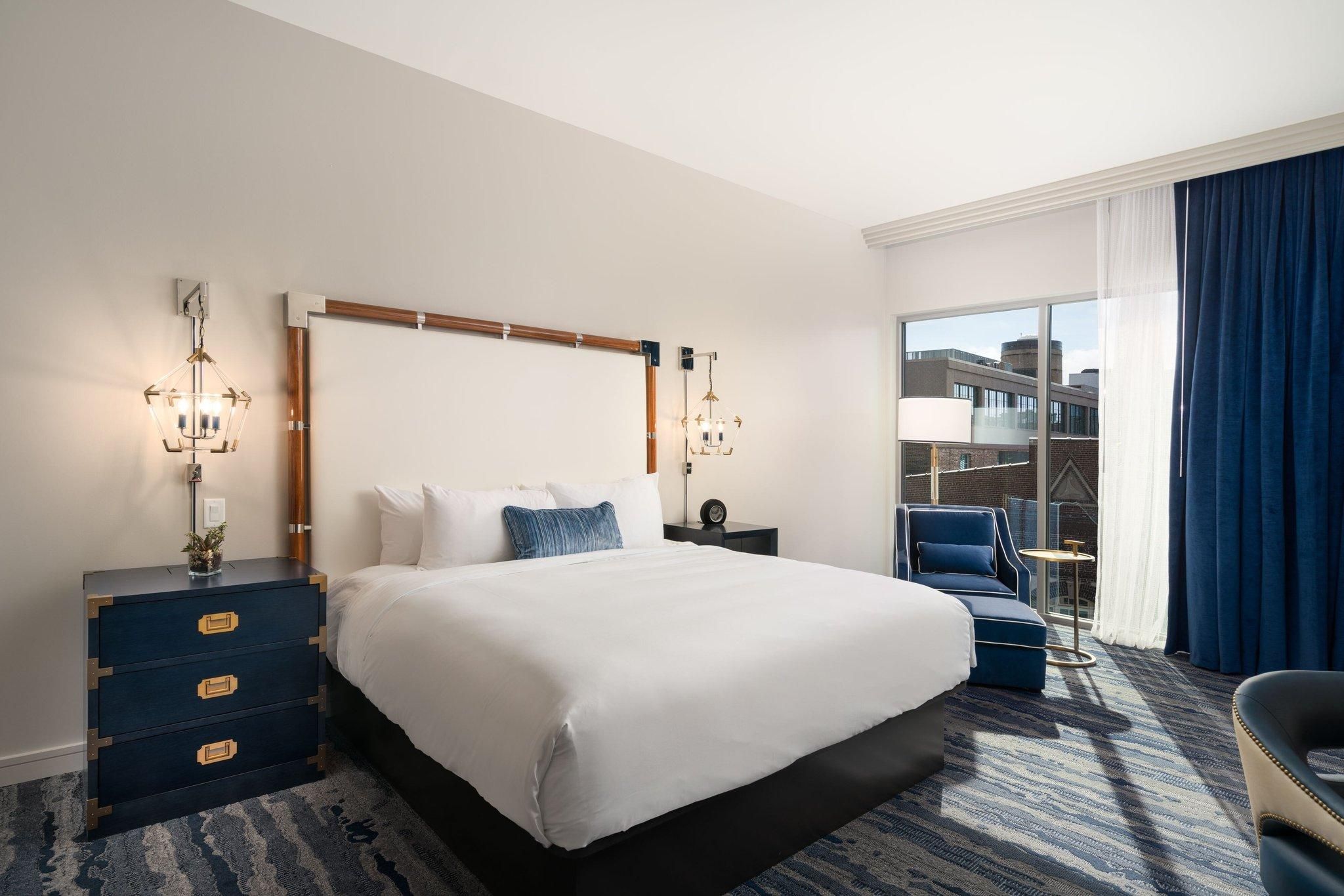 Guest room, 1 King, City view