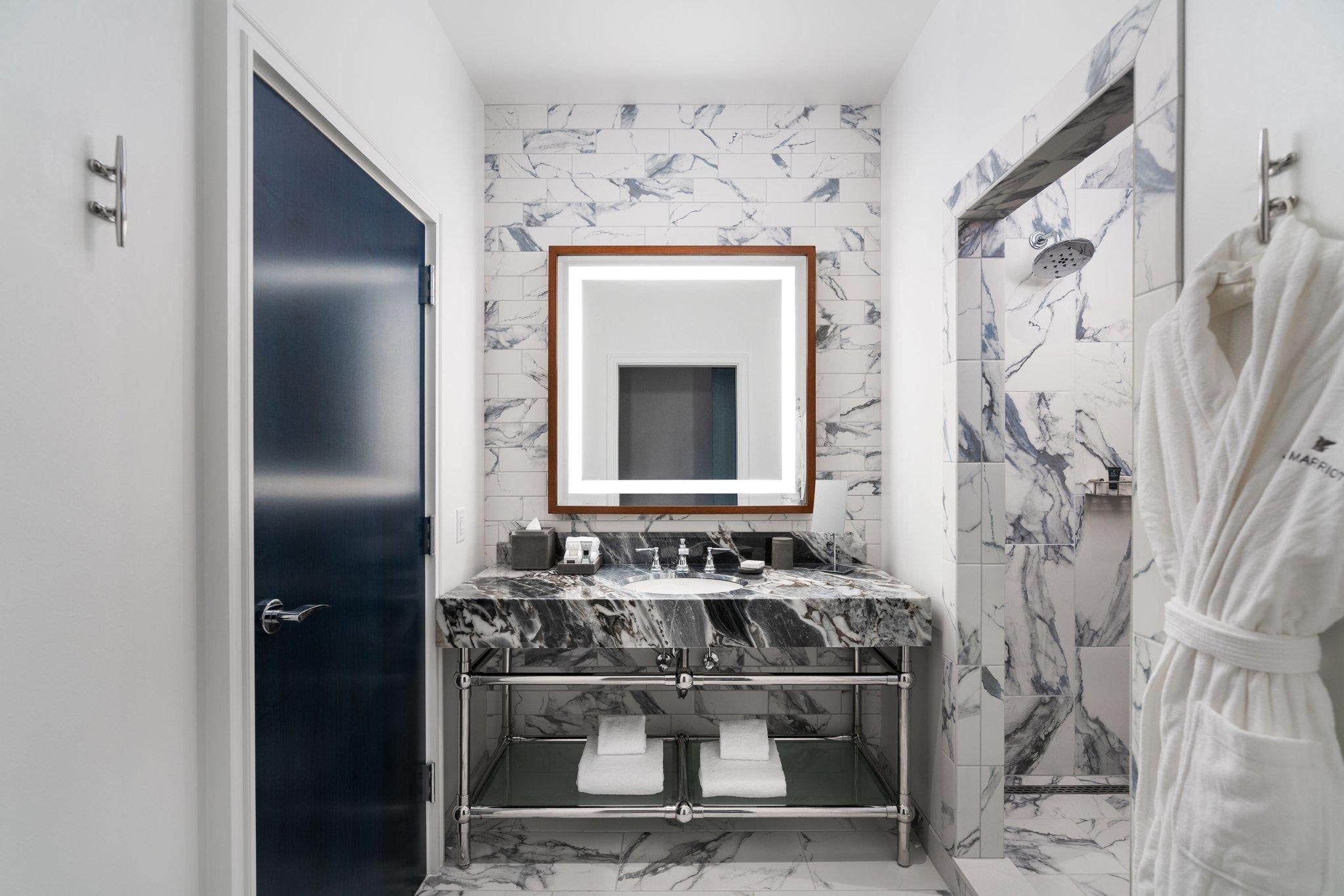 Guest room, 1 King, City view