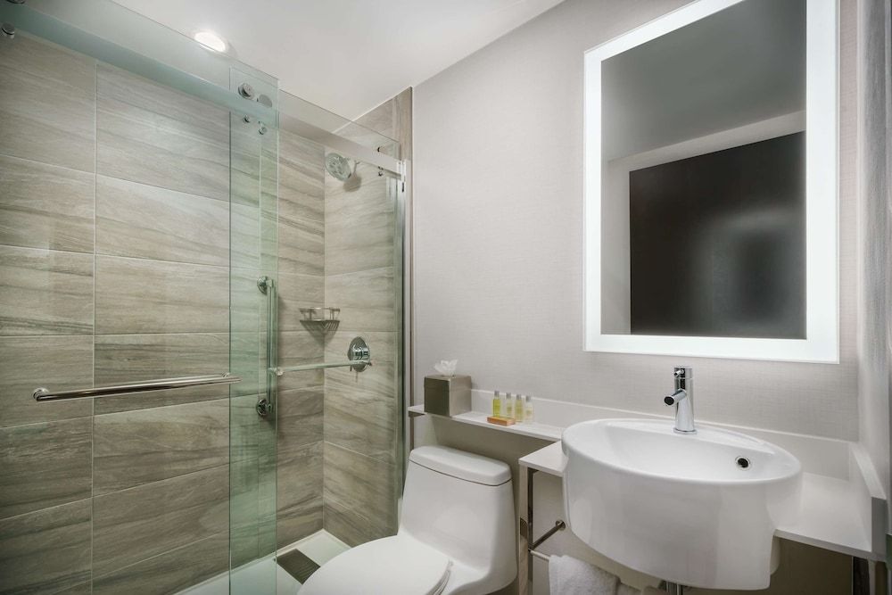 Doubletree by Hilton New York Times Square South Room, 1 King Bed 5