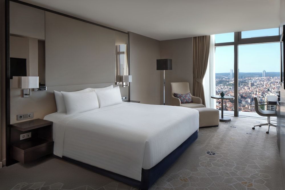 Istanbul Marriott Hotel Sisli Deluxe Room, 1 King Bed, Non Smoking, City View 2