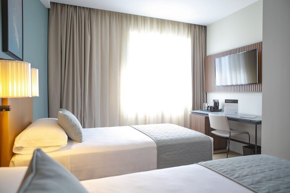 Hotel Riu Plaza España Deluxe Room (Twin) 4