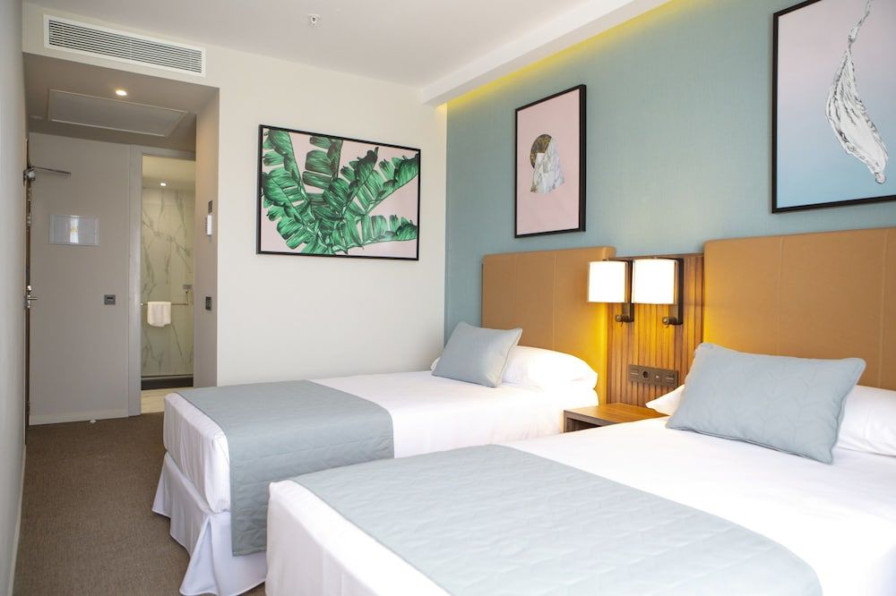 Hotel Riu Plaza España Deluxe Room (Twin) 3