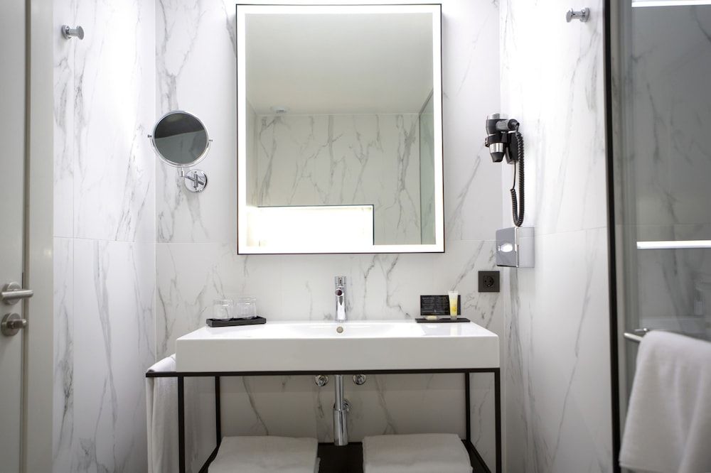 Hotel Riu Plaza España Deluxe Room (Twin) 12