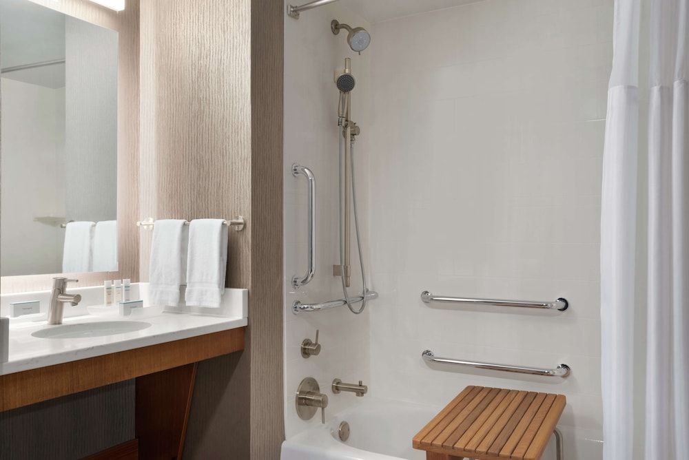 Homewood Suites by Hilton Chicago Downtown South Loop Studio, 1 King Bed, Accessible, Bathtub (Mobility & Hearing) 2
