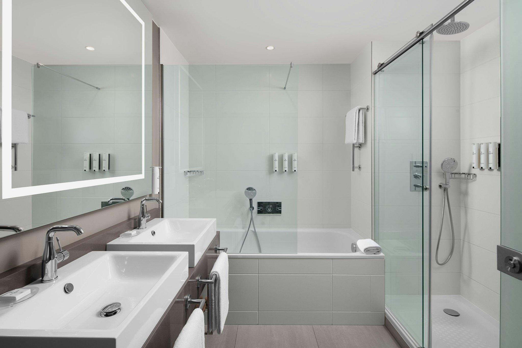 Executive Suite, 1 Bedroom Suite, 1 King, Sofa Bed, Executive Suite View, City View