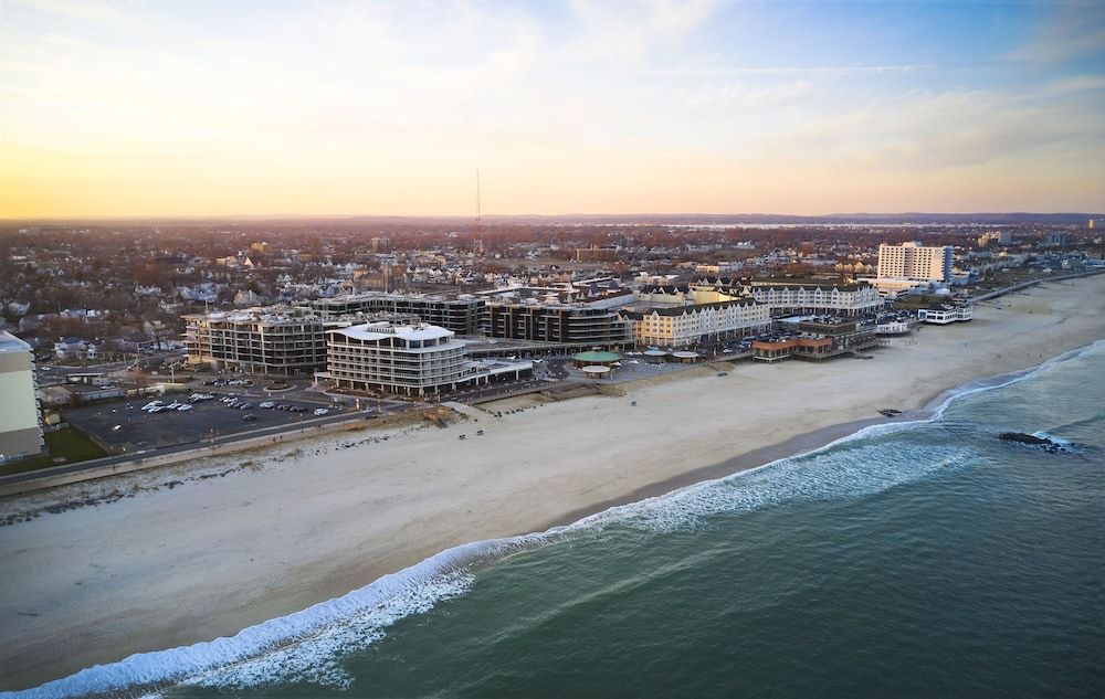 Wave Resort Deluxe Room, 1 King Bed, Mobility Accessible, Oceanfront 3