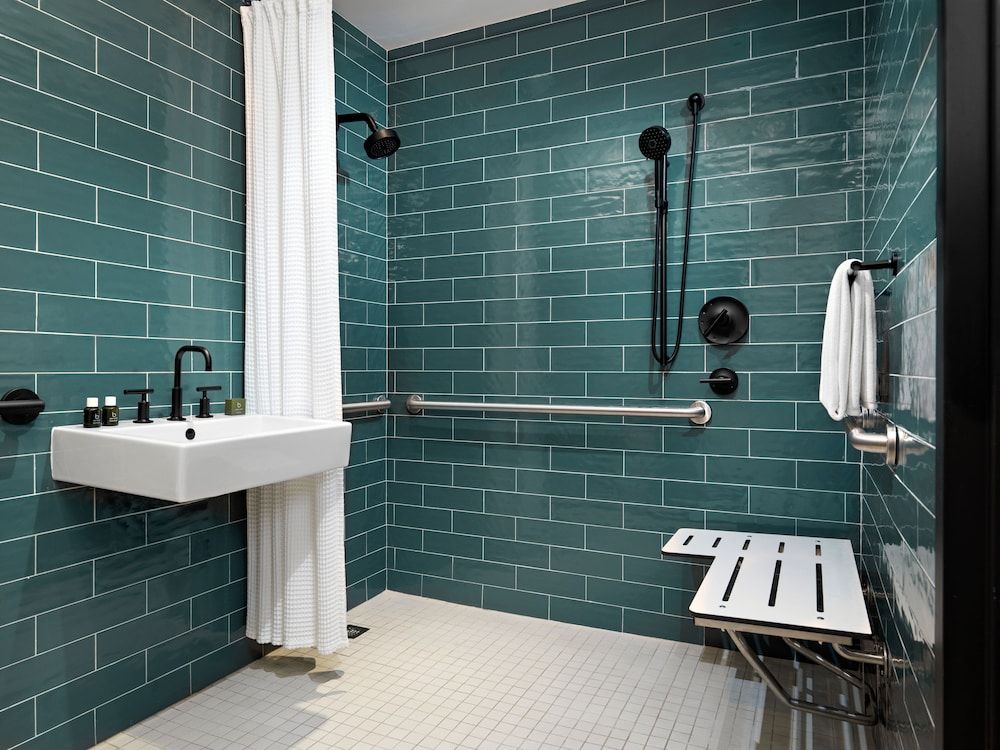 Wave Resort Deluxe Room, 1 King Bed, Mobility Accessible, Oceanfront 5