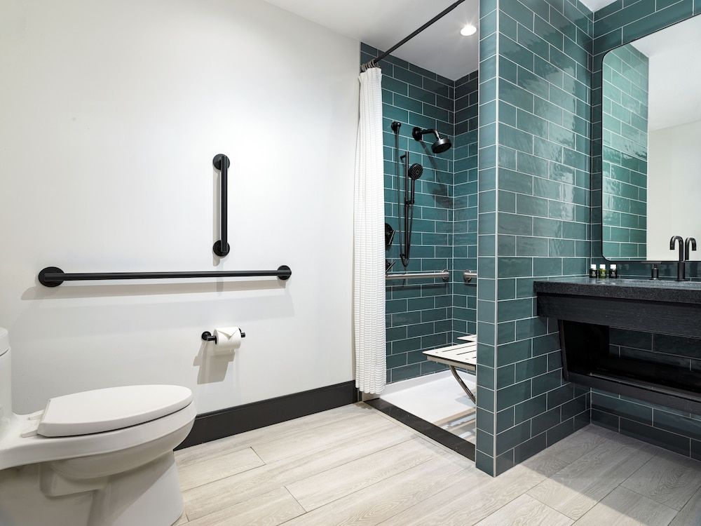 Wave Resort Deluxe Room, 1 King Bed, Mobility Accessible, Oceanfront 4