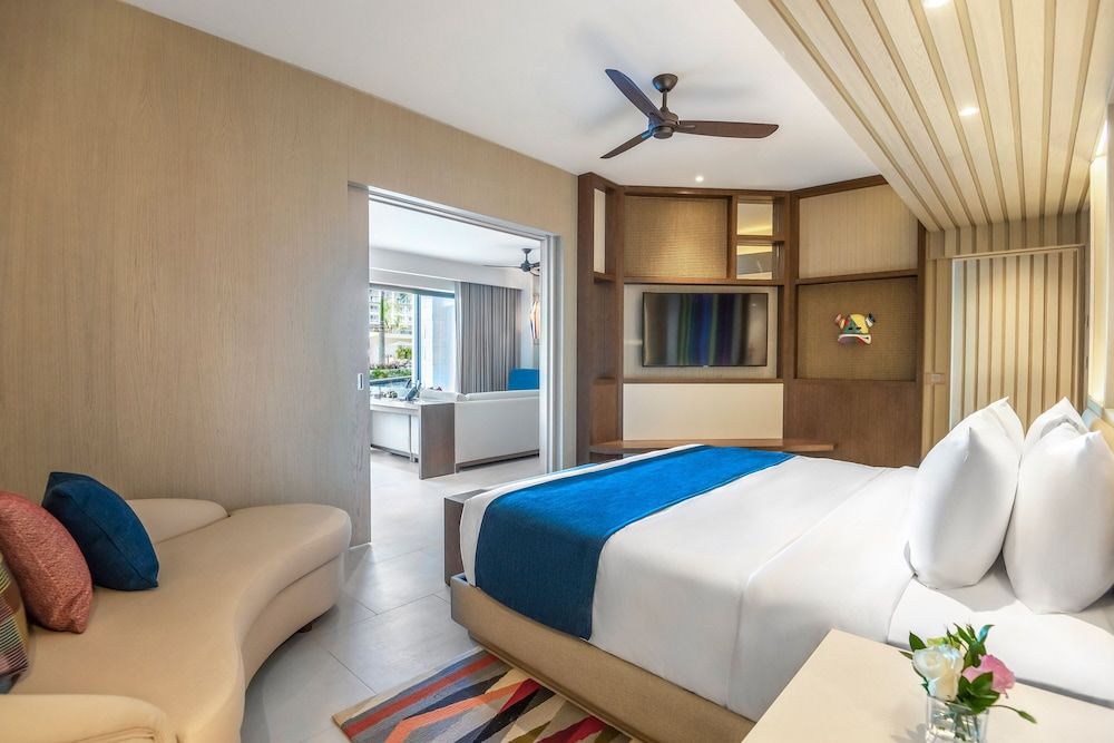 Club One Bedroom Master Swim Up Suite