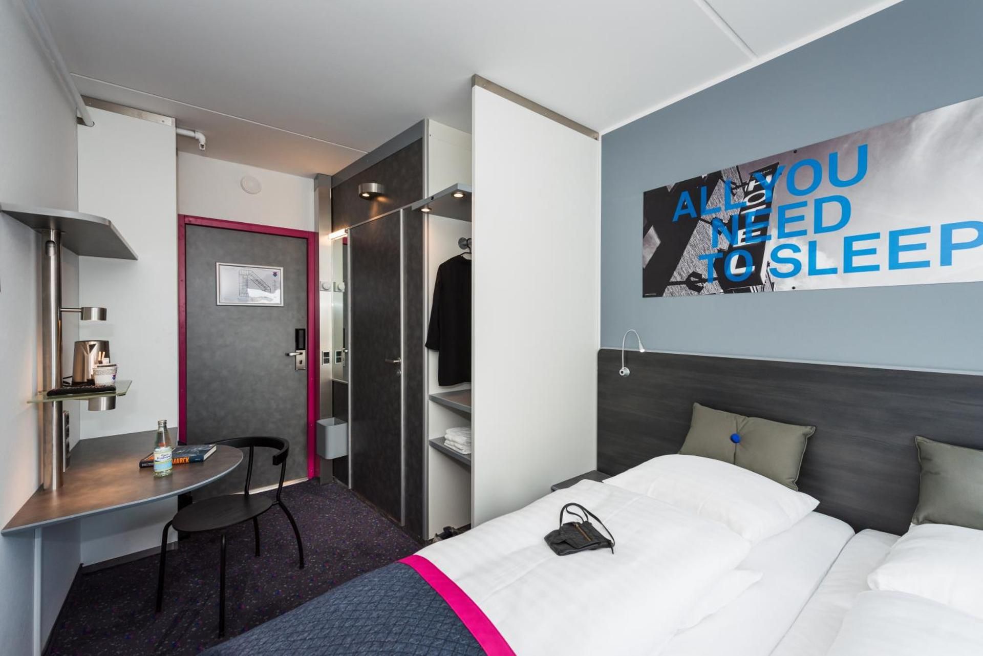 Commodore Room with Twin Beds