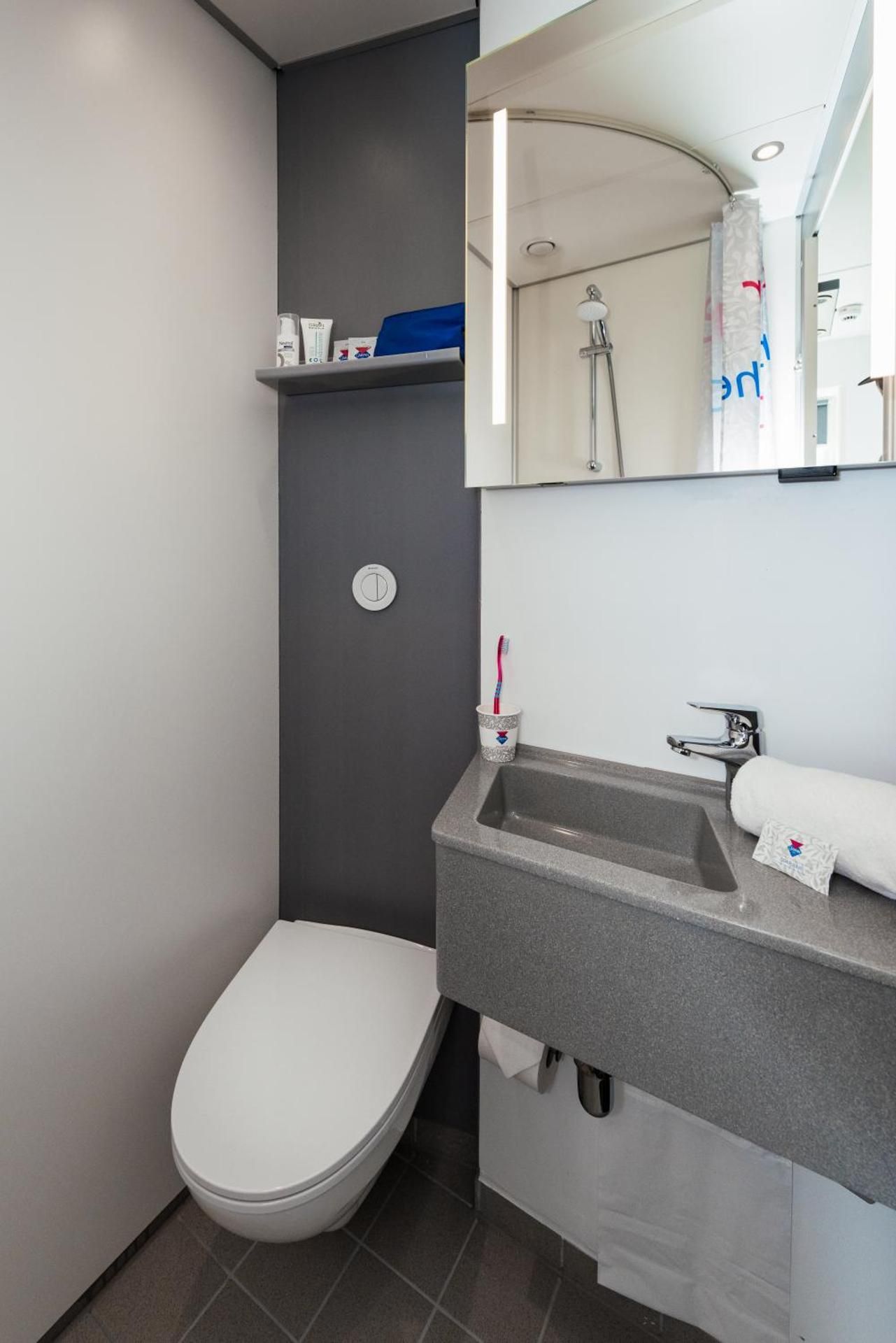 Commodore Room with Twin Beds