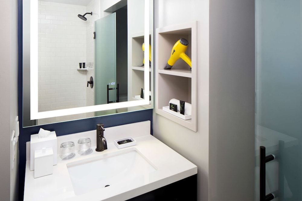 Hyatt Centric Faneuil Hall Boston Room, 1 King Bed 5