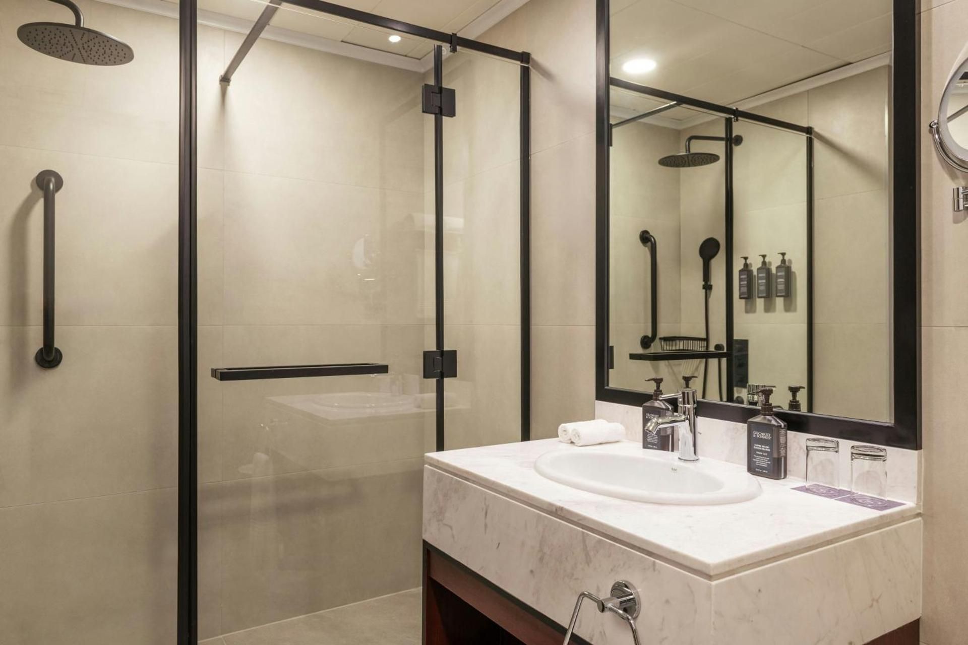 Family Deluxe Room, Connecting Guest room, Bedroom 1: 1 King, Bedroom 2: 2 Twin