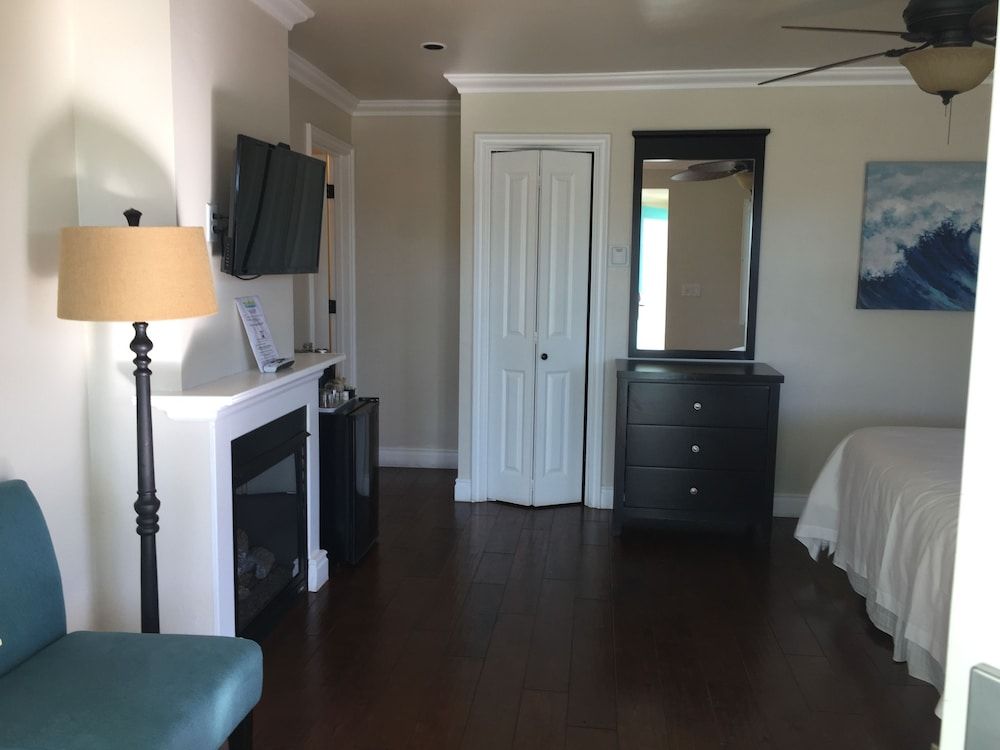 Beach Bungalow Inn and Suites Deluxe Room, 1 King Bed 16