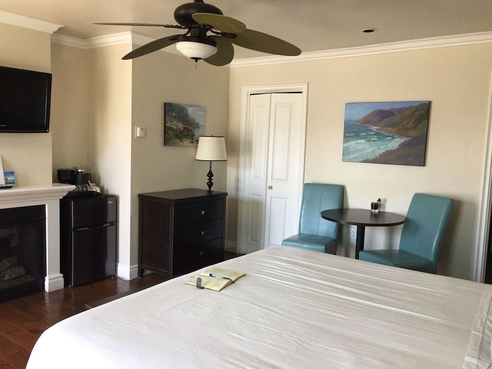 Beach Bungalow Inn and Suites Deluxe Room, 1 King Bed 7