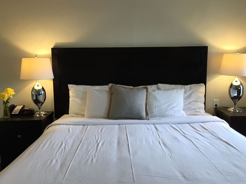 Beach Bungalow Inn and Suites Deluxe Room, 1 King Bed 2