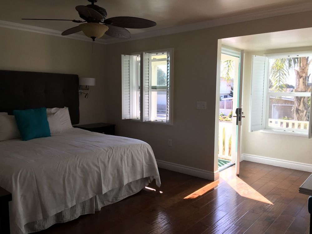 Beach Bungalow Inn and Suites Deluxe Room, 1 King Bed 6