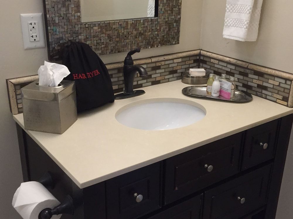 Beach Bungalow Inn and Suites Deluxe Room, 1 King Bed 12