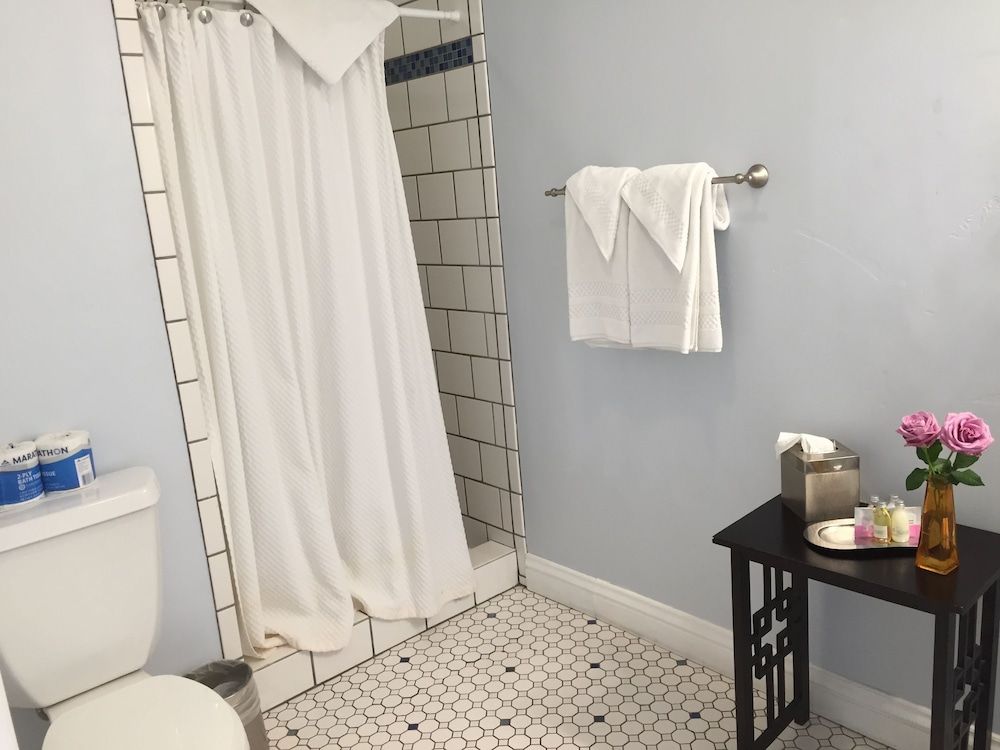 Beach Bungalow Inn and Suites Deluxe Room, 1 King Bed 8