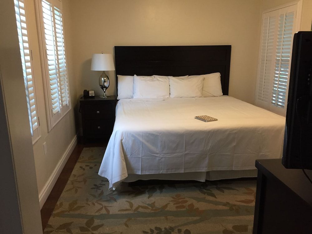 Beach Bungalow Inn and Suites Suite, 1 King Bed (No Pets Allowed)