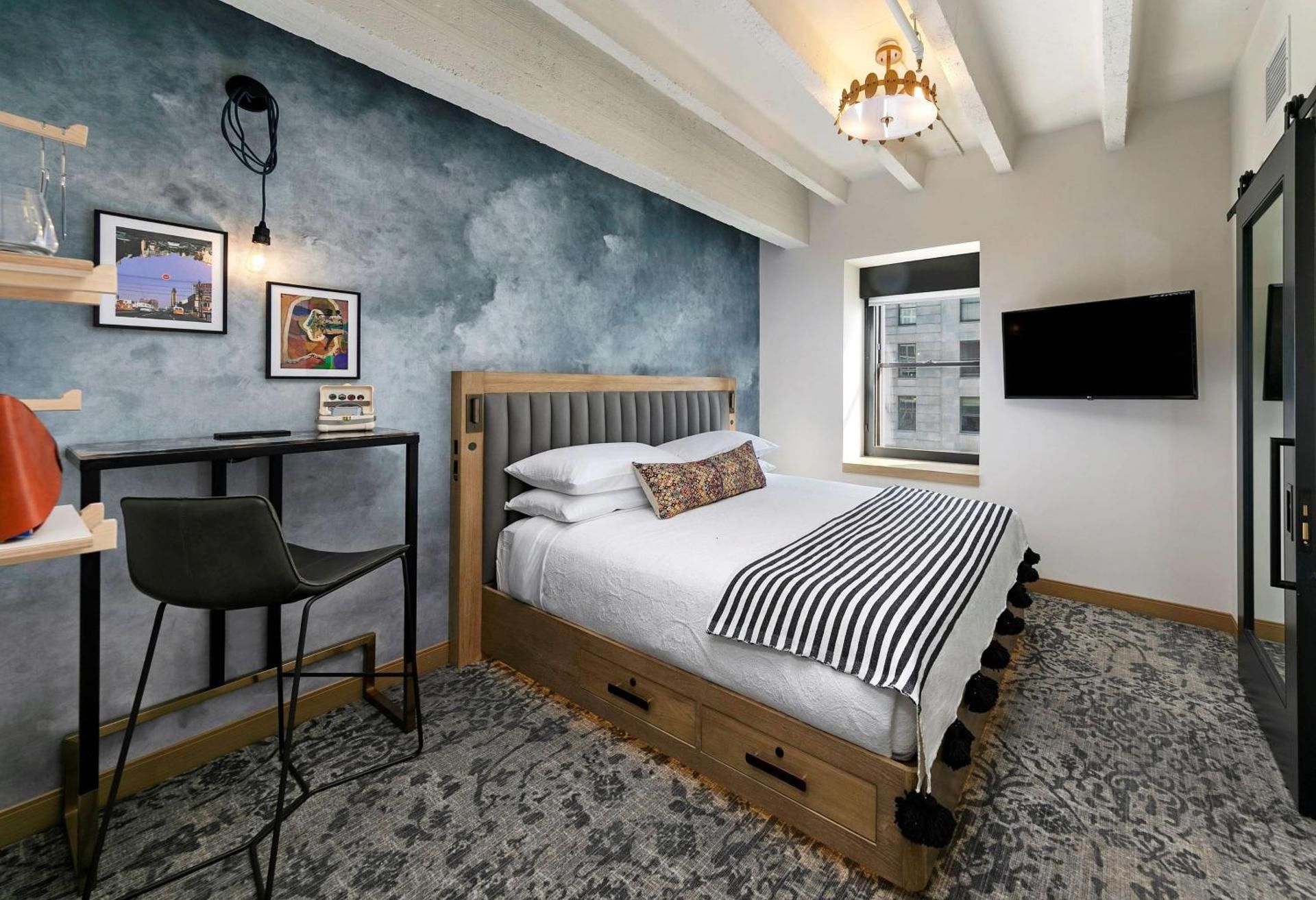 The Wayfarer Downtown LA, Tapestry Collection by Hilton 1 King Bed 