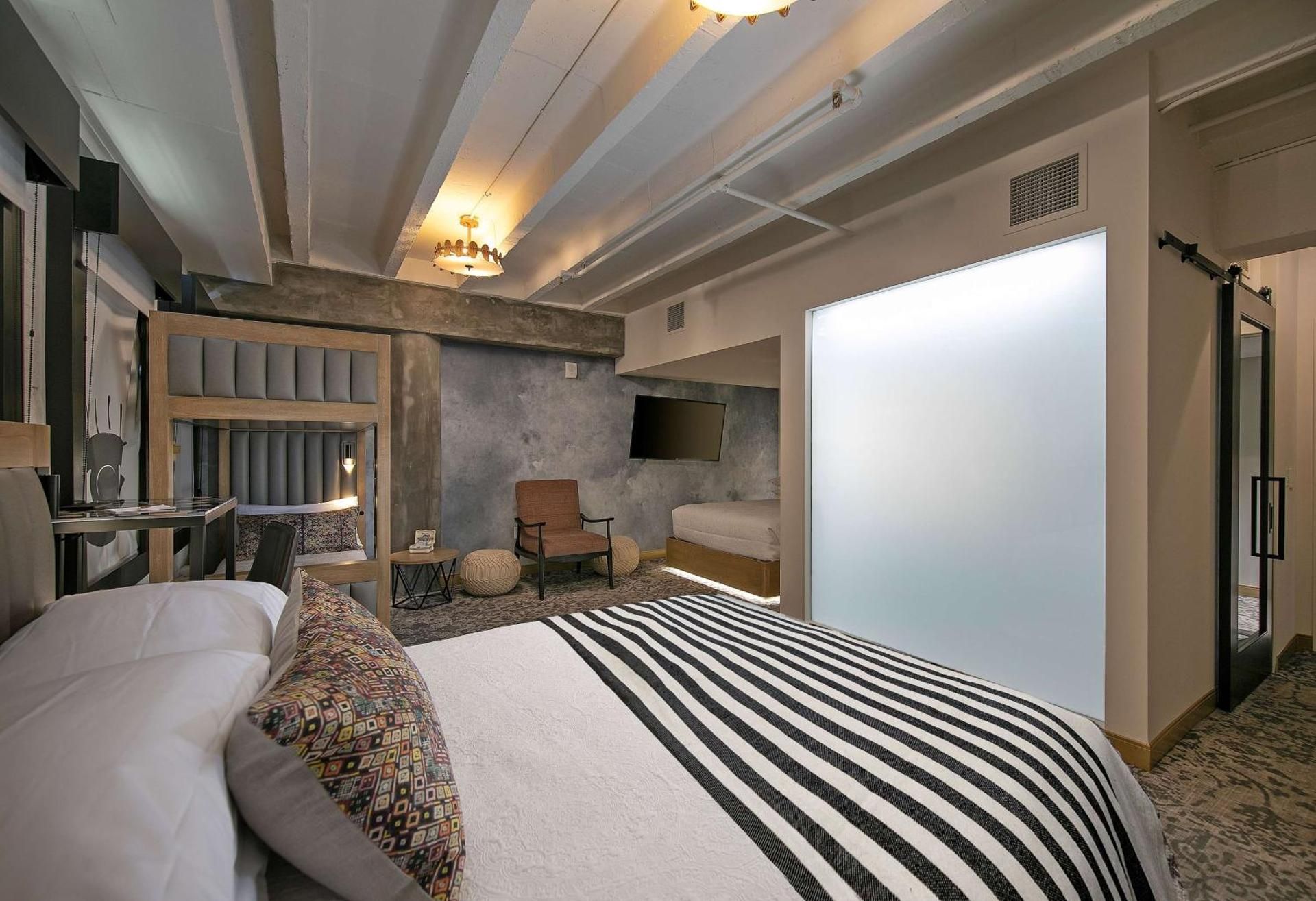 2 Queen Studio With 2 Twin Bunk Beds