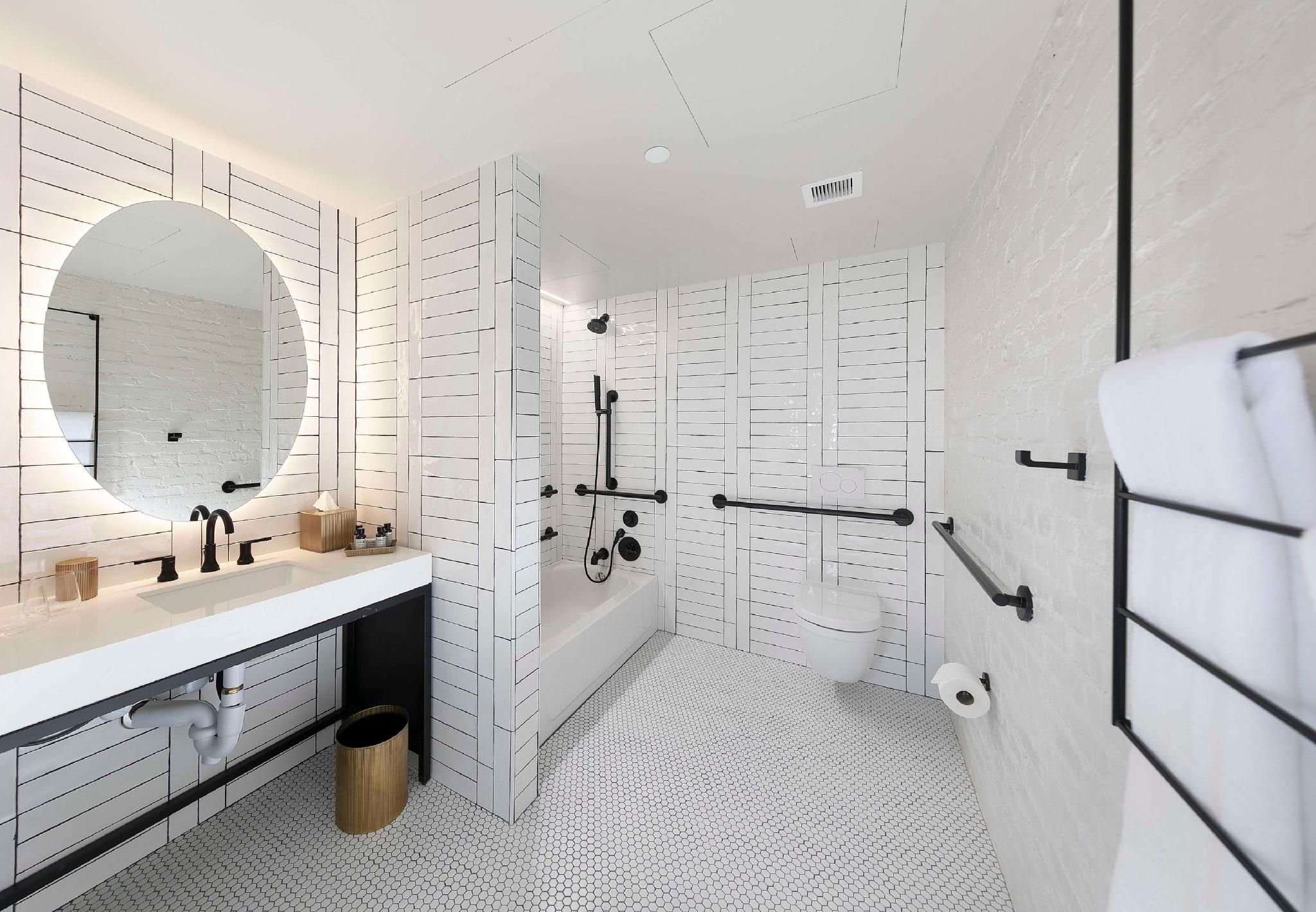 2 Queen Studio Mob Acc Ris