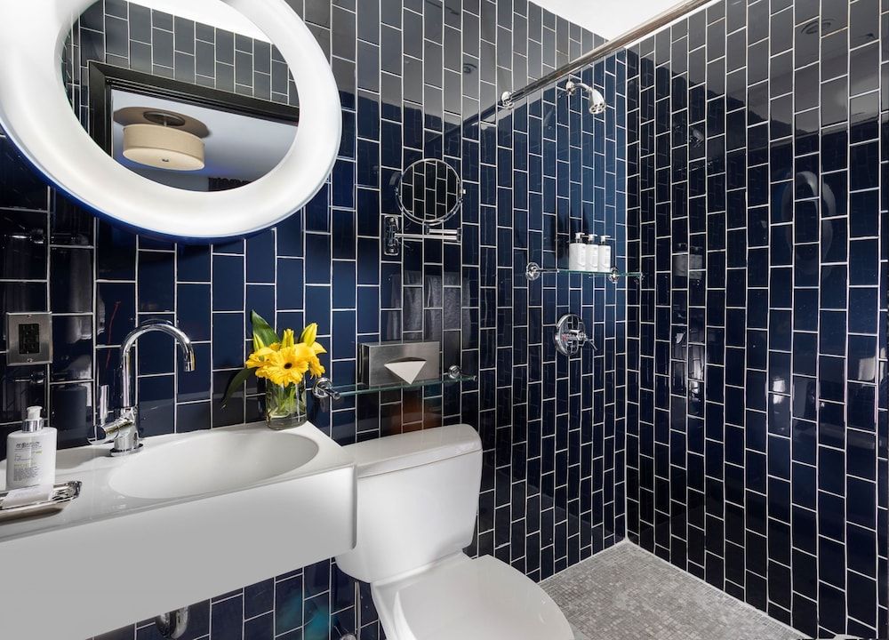 6 Columbus Central Park Hotel Superior Room, 1 Queen Bed 3