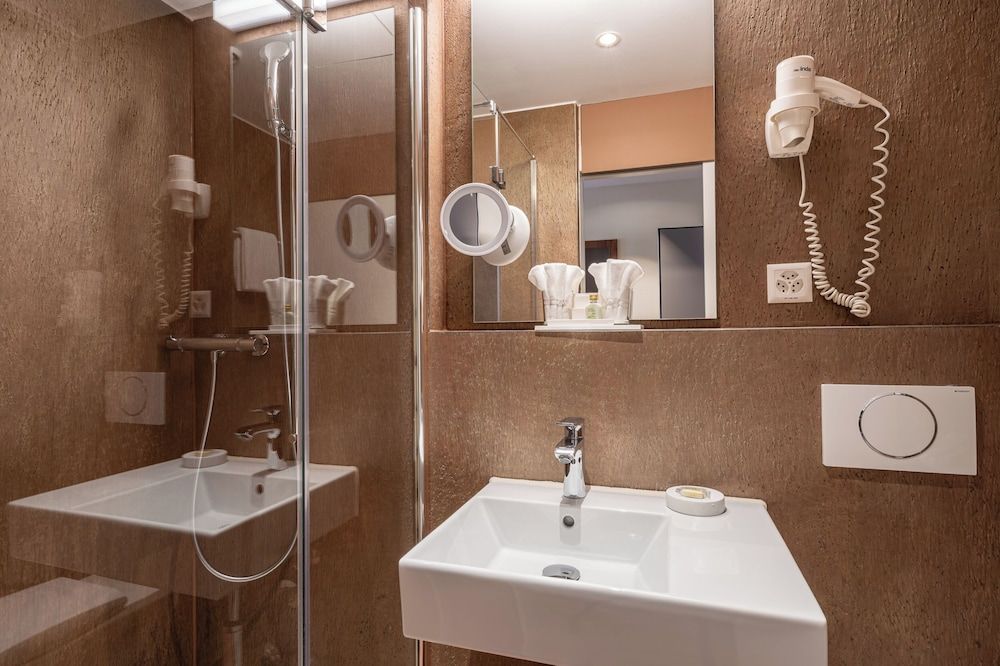 Hotel Du Nord Twin Room 8