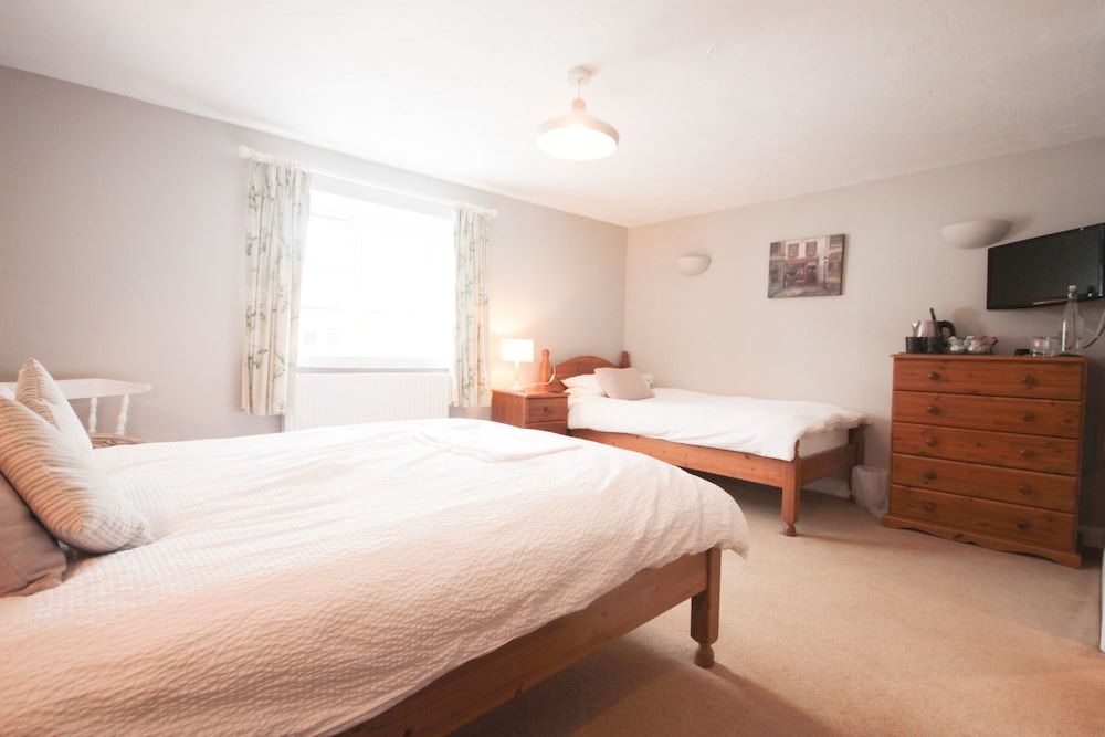 The Five Dials Inn Family Room (Broadway Hill) 2