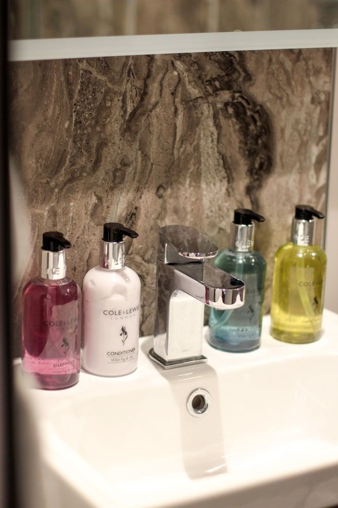 The Five Dials Inn Family Room (Broadway Hill) 3